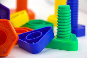 Tuercas y Tornillos didactico de plástico en estuche80 Piezas (Juguete para niños)